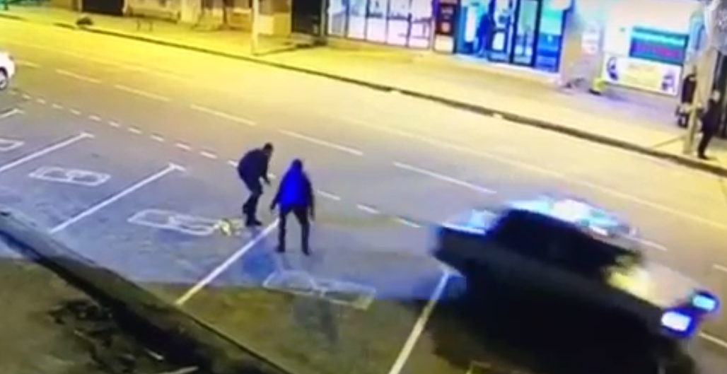 Все молча наблюдали. Неизвестный прямо на улице убил пассажира такси