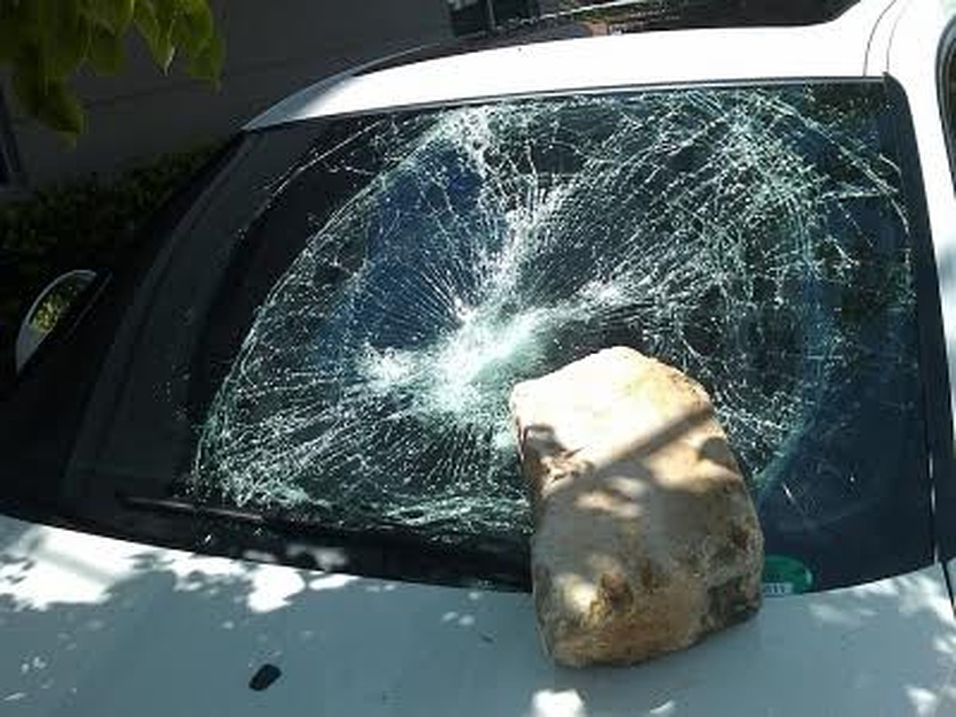Смолянин в пьяном угаре разгромил все стекла в чужом авто