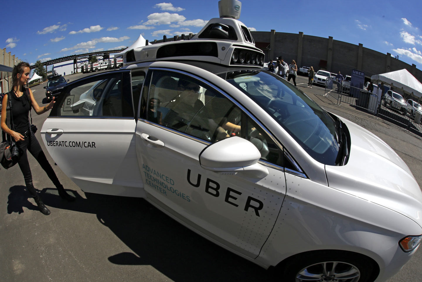 Беспилотный автомобиль Uber насмерть сбил человека