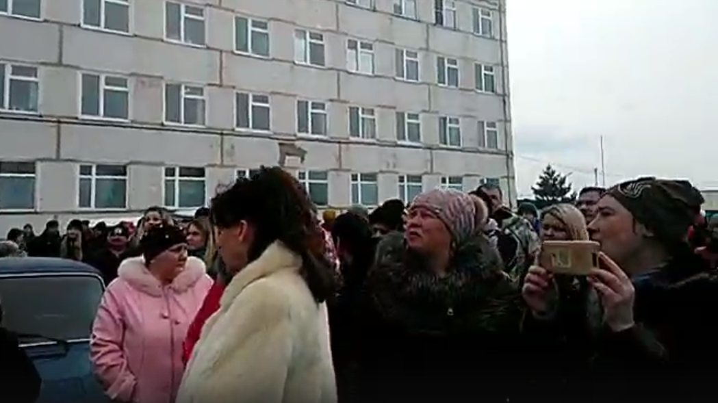 «Оторвали капюшон и затоптали в грязи». Жители избили главу района из-за отравления детей газом