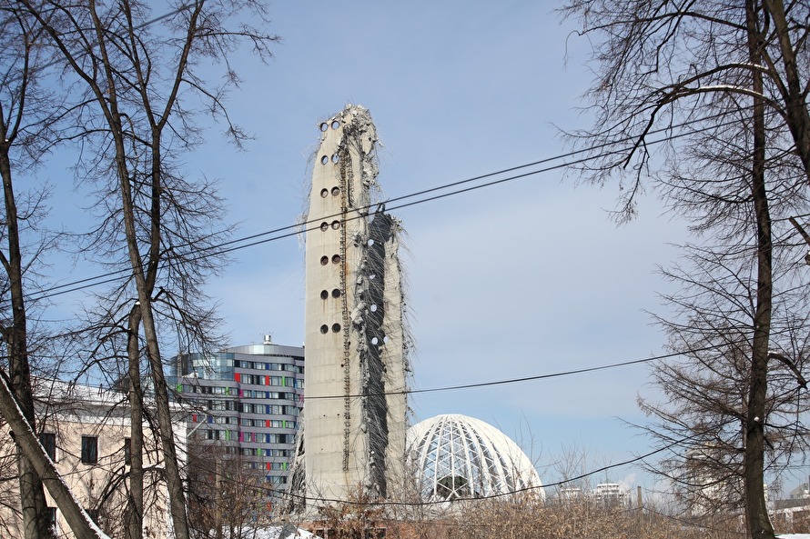 В Екатеринбурге эпично снесли 230-метровую телебашню