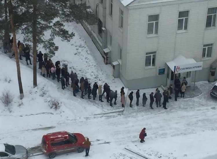 Люди стоят в огромной очереди, чтобы сдать кровь для пострадавших в Кемерово