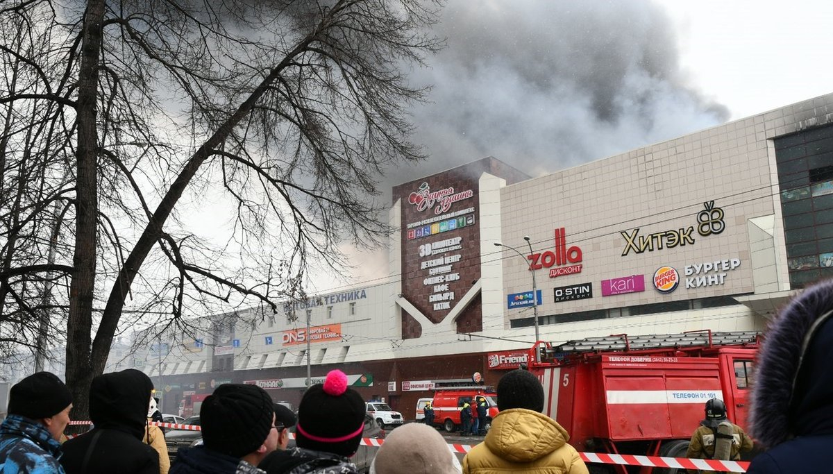 Верхний этаж ТЦ в Кемерово снова загорелся