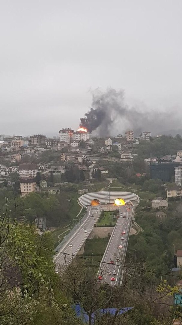 «Дым виден со всего города!». В Сочи полыхает многоэтажка