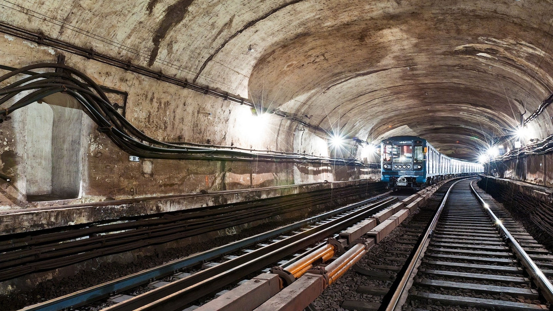 Мужчина лишился в метро обеих ног