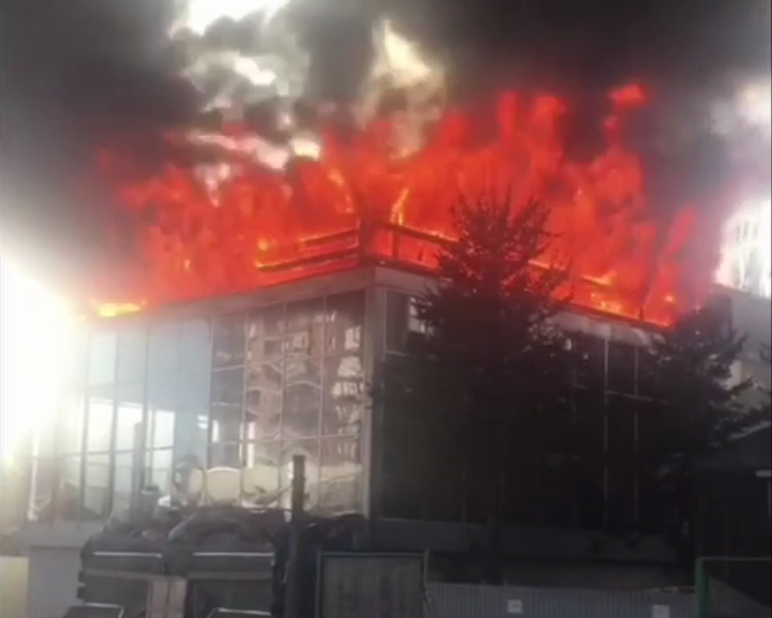 В Самаре сильнейший пожар недалеко от ТРЦ «Звезда»