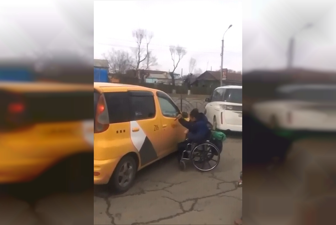В Благовещенске инвалид напал с ножом на машину такси