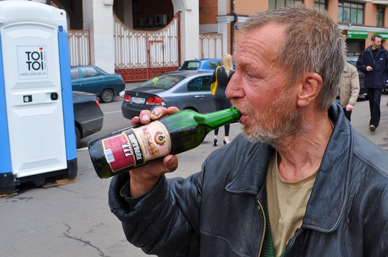 В Москве мужчина выпил стакан портвейна и свалился замертво