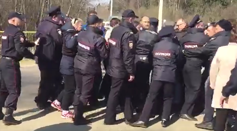 Десятки полицейских разгоняют митинг в Волоколамске