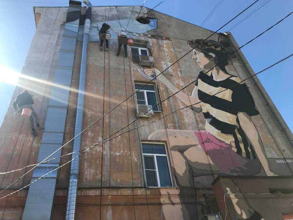 В Нижнем Новгороде закрасили красивое граффити, чтобы вернуть дому неряшливый облик