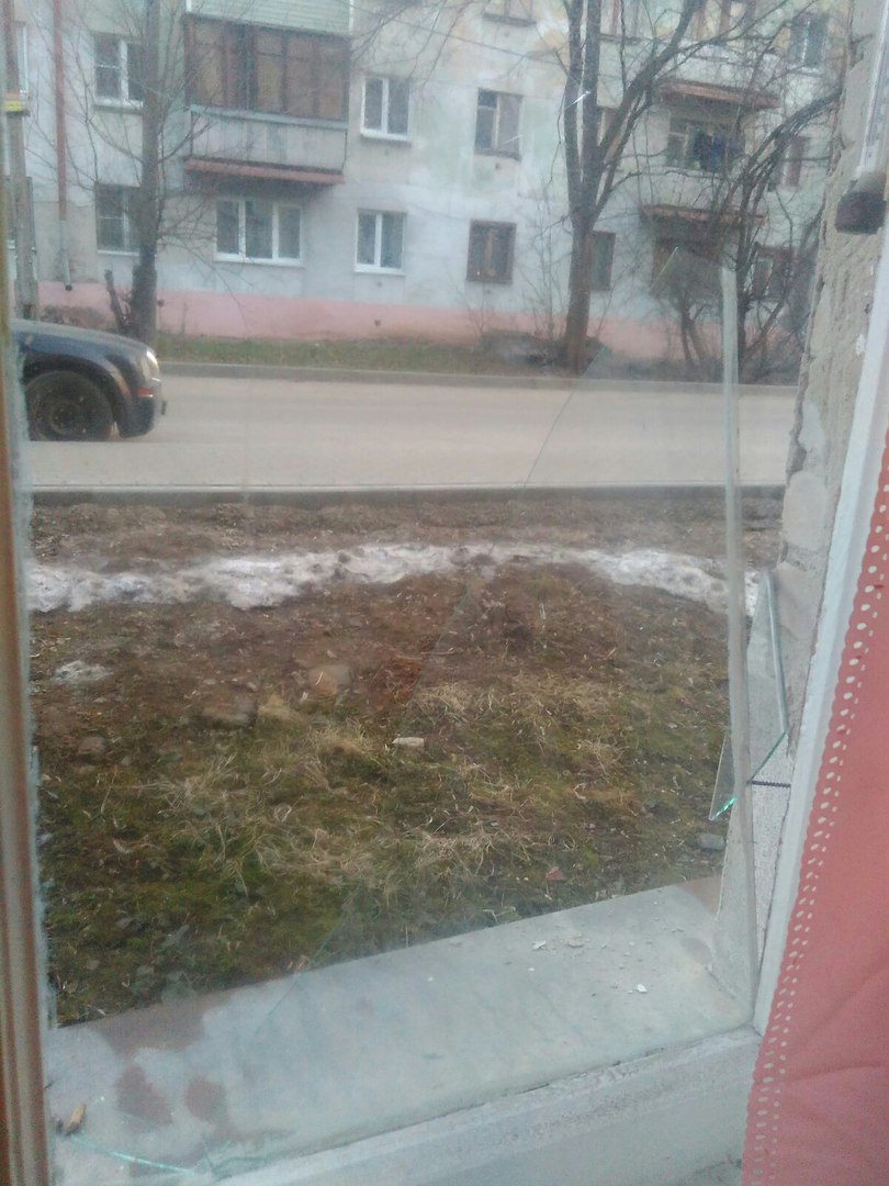 От взрыва на опытном заводе выбило стекла в соседних домах