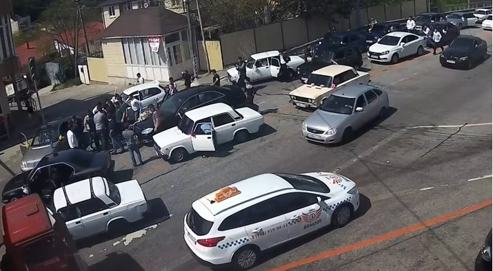 Жених с гостями в Сочи перекрыл федеральную трассу, чтобы потанцевать