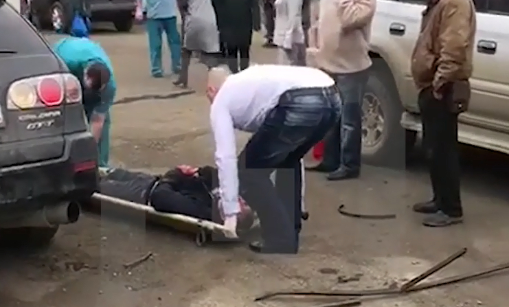 Иномарка на всем ходу снесла больничный забор и протаранила автобус с инвалидами