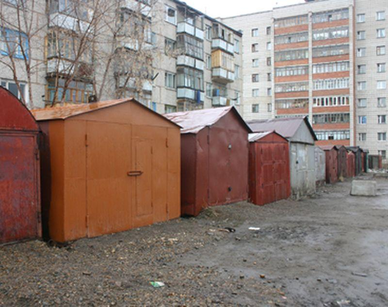 Житель Уфы застрял между двумя гаражами