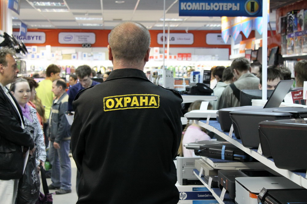 Охранники ТЦ били посетителя, швыряли об стену и прыгали на нем