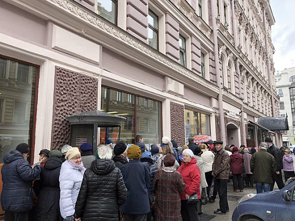 В Петербурге более 700 пенсионеров стоят в очереди за бесплатными билетами