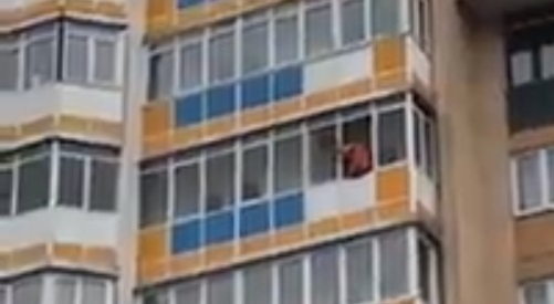 В Красноярске пьяный дебошир убегал от полицейских и сорвался с балкона