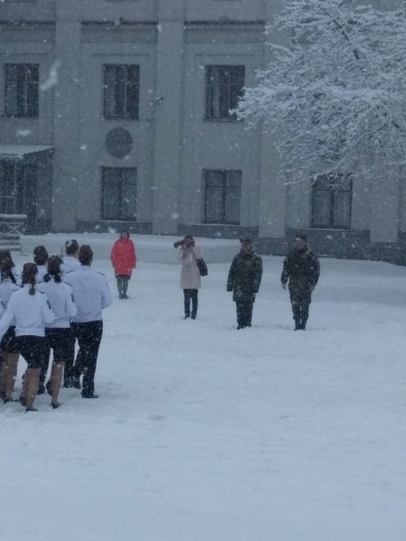 Полураздетых школьниц на Урале выставили маршировать в сугробах