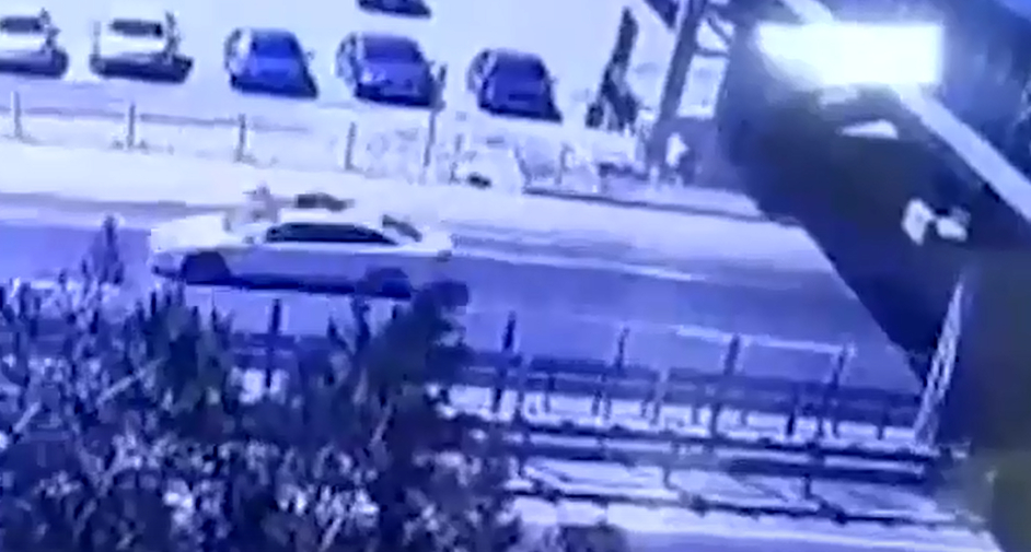 Пьяный пешеход свалился с моста на иномарку