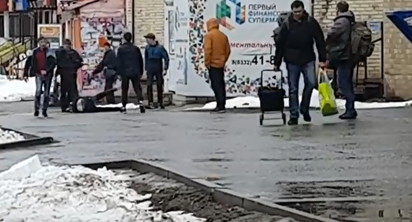 Житель Кирова смеялся, пока подростки избивали школьника, и снимал видео