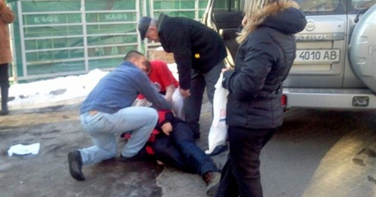 Бил, не смотря на ребенка. Обычая драка чуть не обернулась трагедией