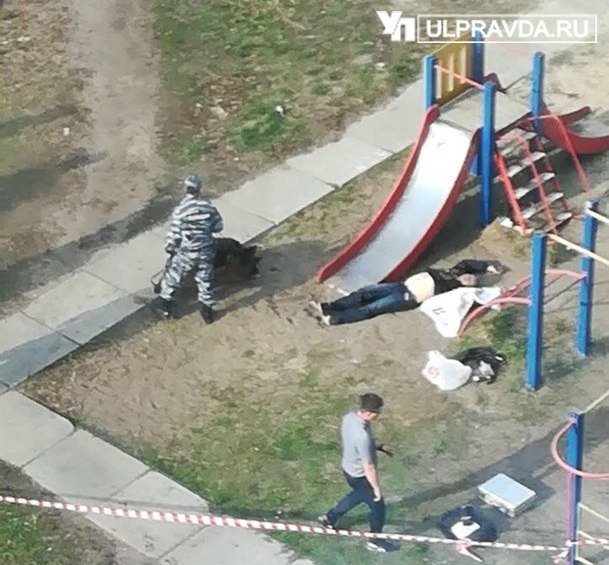 Труп мужчины с ножевыми ранениями нашли на детской площадке