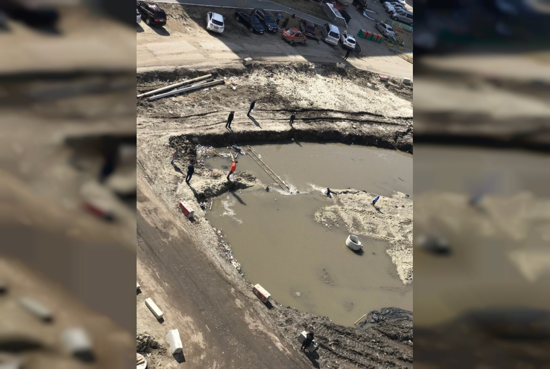 Прохожие в Тюмени вытаскивали малыша из грязевой ямы