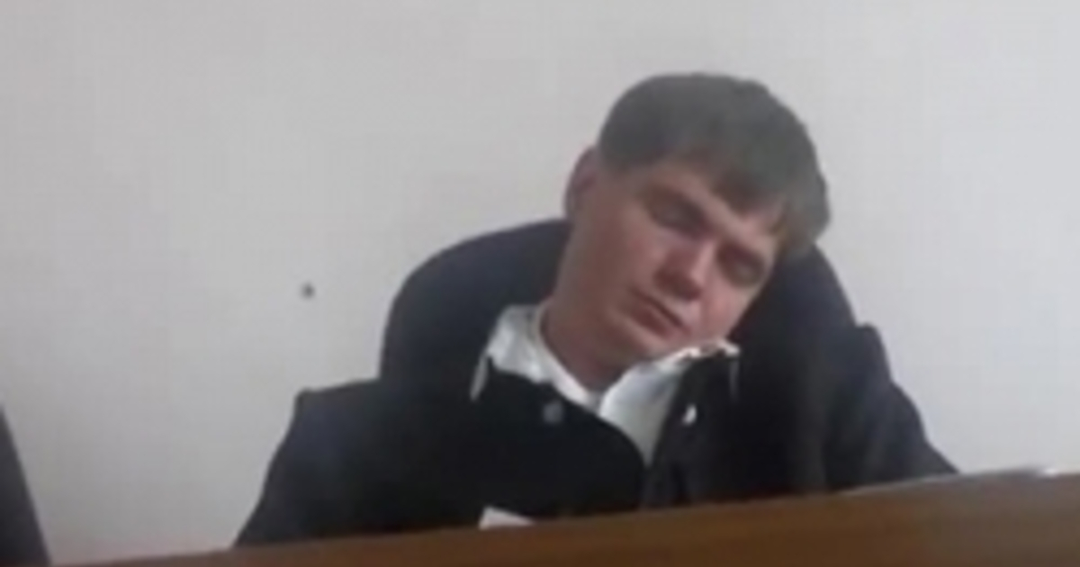 Судью уволили за то, что он спал во время заседаний