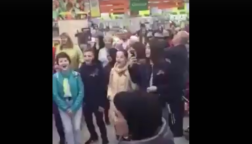 Покупатели супермаркета спели