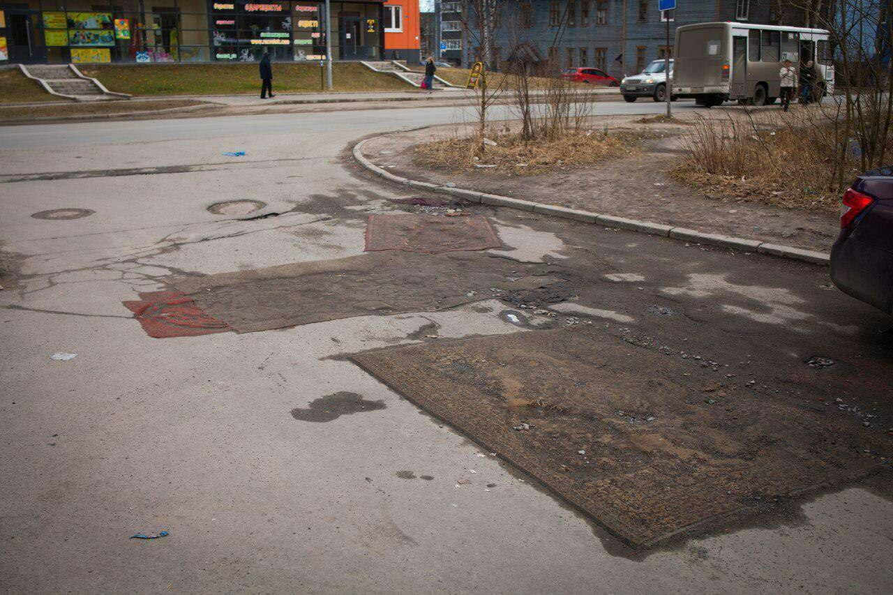В Петрозаводске дороги ремонтируют коврами уже несколько лет