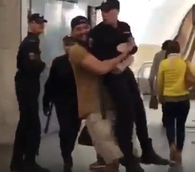 А что случилось? В московском метро бородач утащил с поста полицейского
