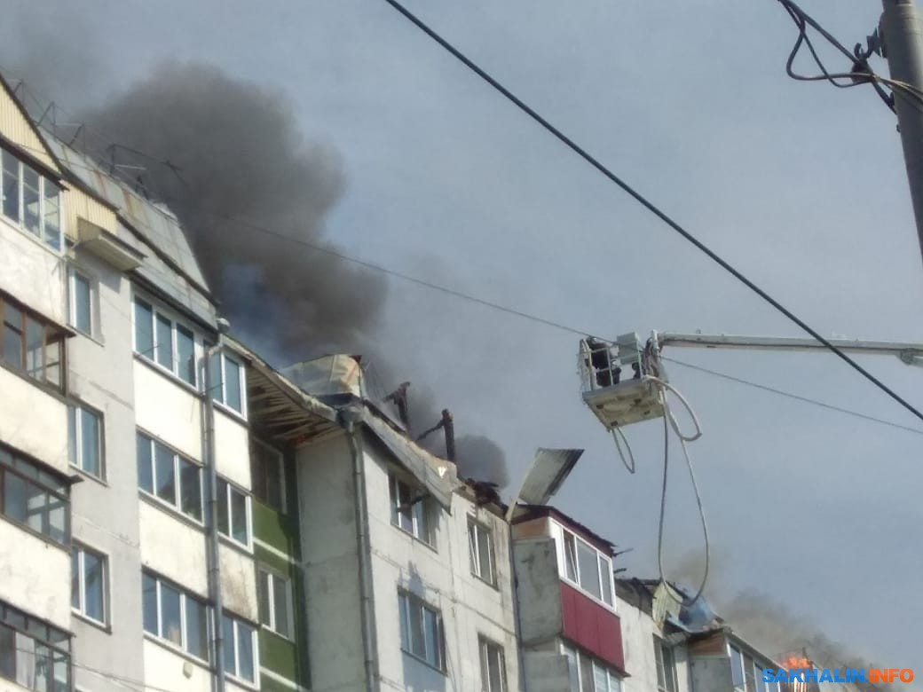 В Южно-Сахалинске горит 10-этажный жилой дом рядом с мэрией
