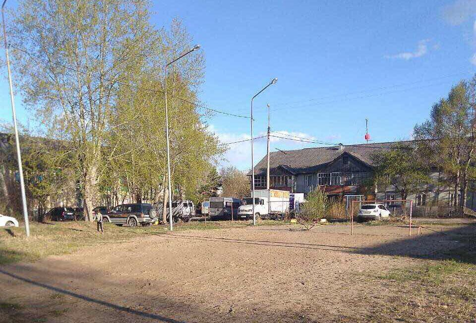 В Тюмени на школьника упали футбольные ворота и...исчезли