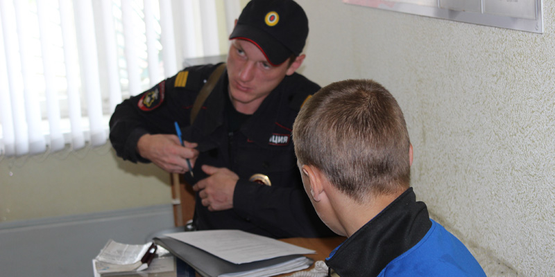 Подростки изнасиловали 56-летнюю женщину и выбросили в окно