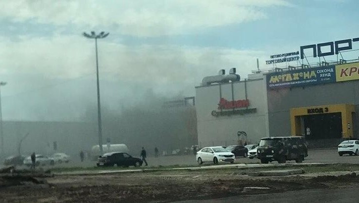 В Казани горит первый этаж торгового центра 