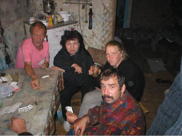 Многодетные родители изнасиловали свою беременную подругу