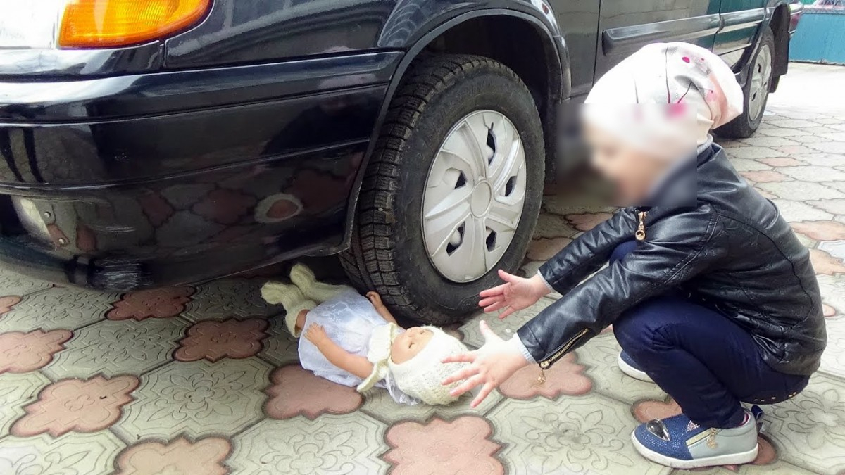 Женщина задавила своего трехлетнего сына