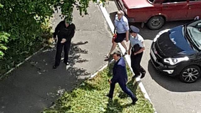 В центре Новокузнецка мужчина застрелил свою жену и взял заложников