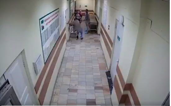 Мужчина избил врача на глазах у собственного малолетнего ребенка