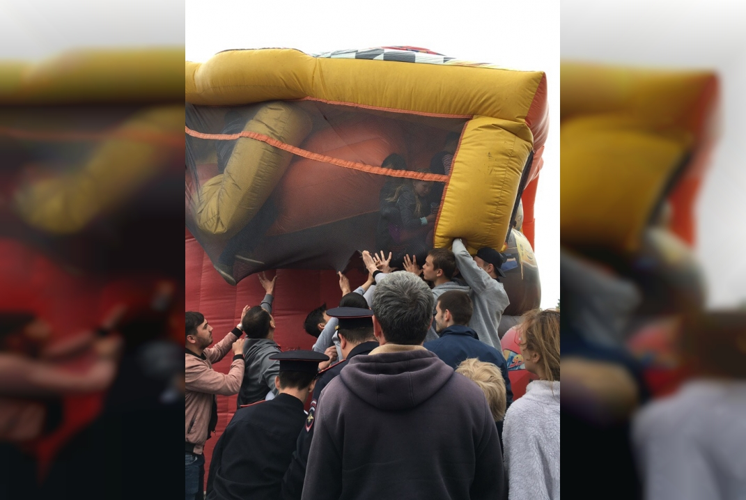 Надувной батут с детьми опрокинулся во время празднования Сабантуя