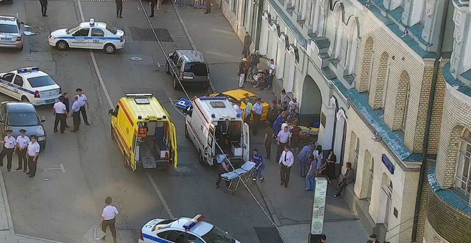 Таксист въехал в группу пешеходов