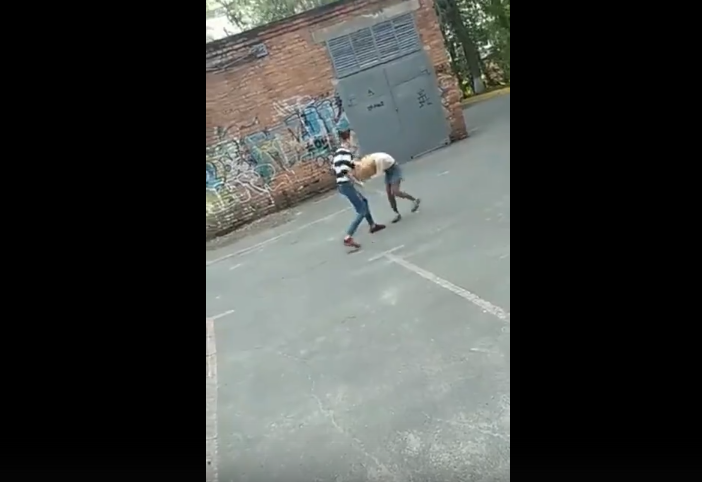 «Удар в голову и плевок в лицо!». Девушку-подростка избили сверстницы