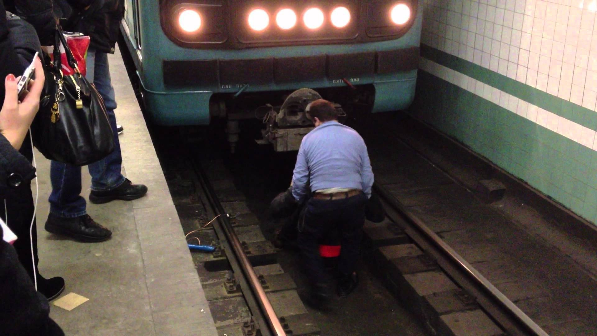 Впервые московское метро будет судиться с прыгающими на рельсы пассажирами