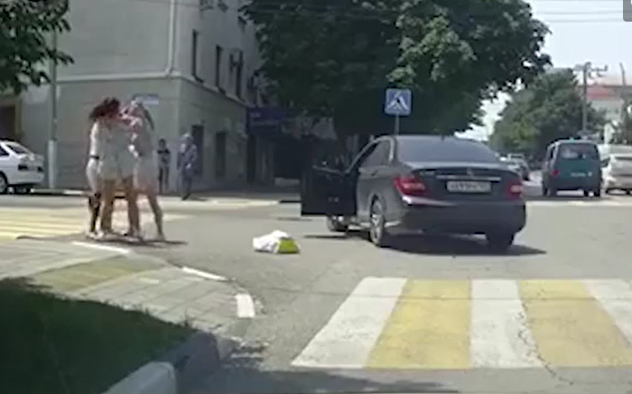 Дама-пешеход вцепилась в волосы автоледи, которая задела ее на