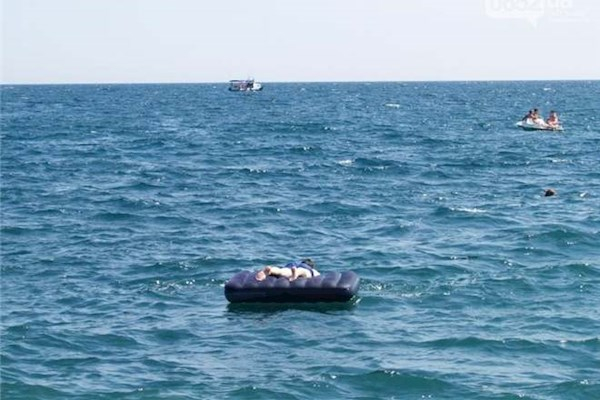 Пенсионерку из России унесло в открытое море на надувном матрасе