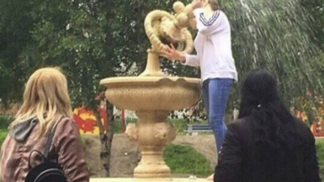 Выпускница сломала фонтан ради селфи