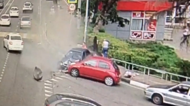 «Подбросило прямо на людей». На огромной скорости иномарка врезалась в толпу пешеходов
