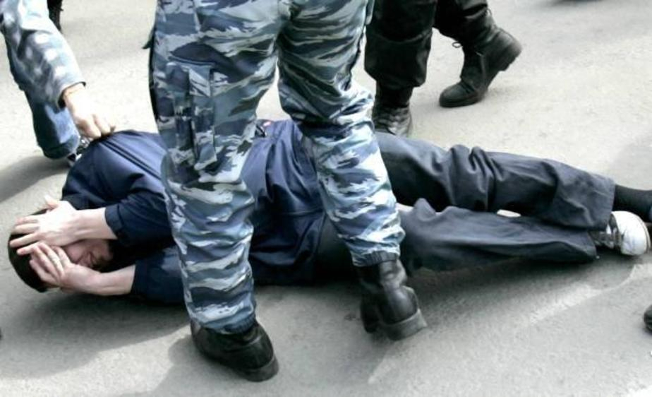 Полицейского, который смотрел, как его коллега забивает задержанного, оштрафовали