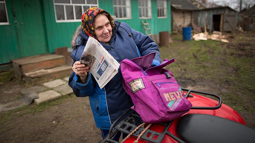 На нищенскую зарплату почтальонов идут только женщины