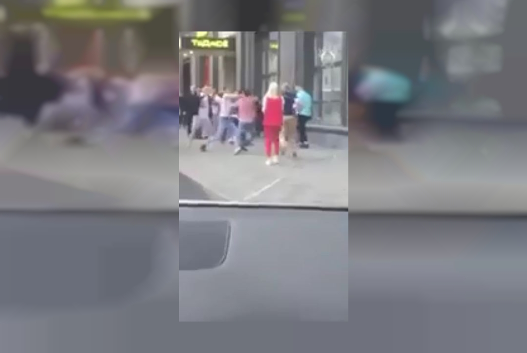 Мужчина пытался разнять драку на улице, но поплатился жизнью